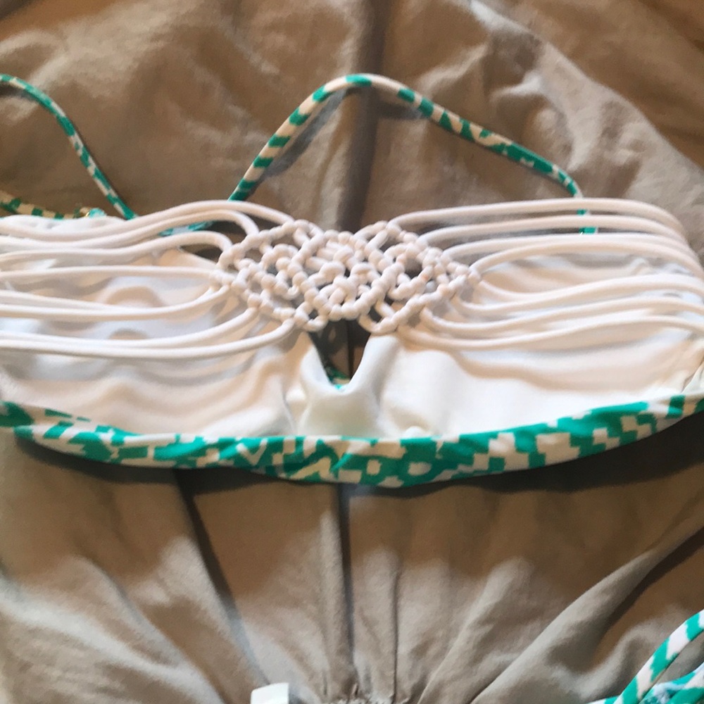 Bikini - Picture 2 of 3